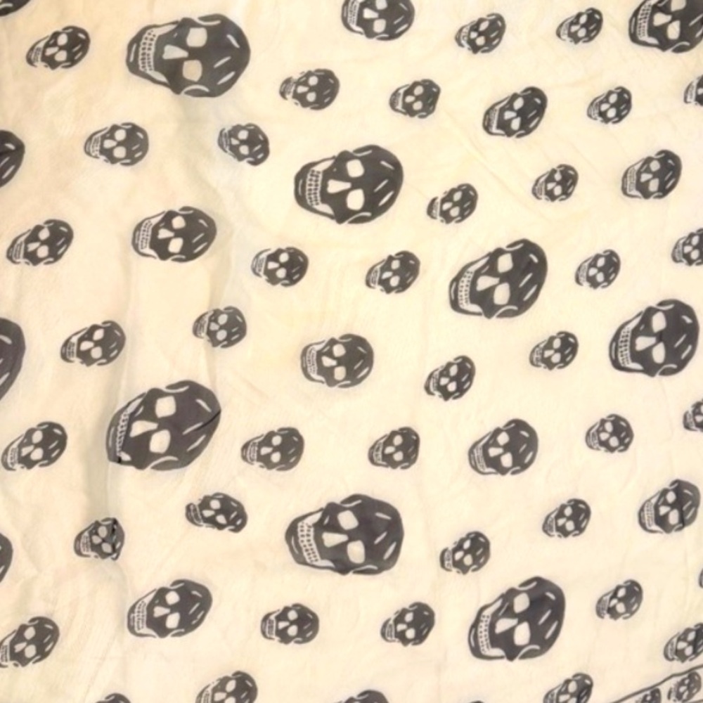 Alexander McQueen White and Black Skull Scarf - Picture 3 of 8
